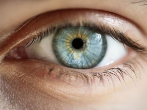 لنز چشم زنانه و رنگ پوست