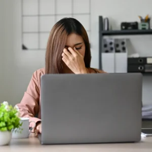 چرا چشمانم درد میکند؟