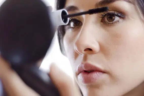 از یک اپتومتریست بپرسید: چگونه با لنزهای تماسی آرایش کنیم؟